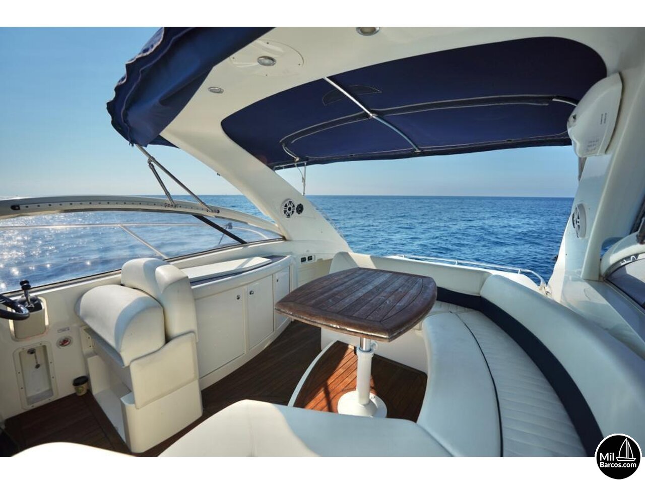 Bañera del Absolute 45 con mesa de teca