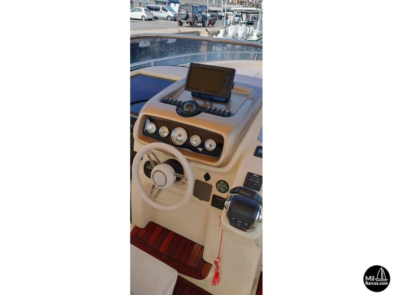 Cubierta de la lancha Invictus GT280 Bluewater